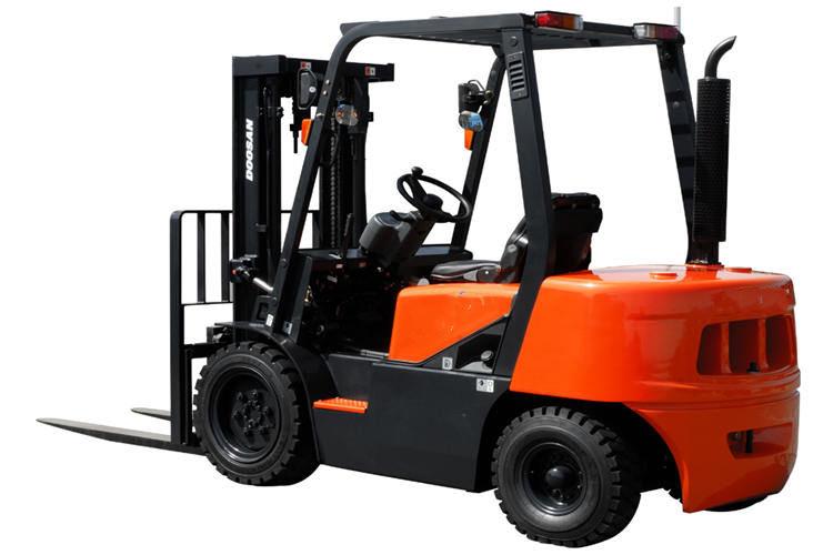 如果鏈條在使用的過程中發(fā)生磨損現(xiàn)象，鏈條節(jié)距變化值超過標(biāo)準(zhǔn)值的2％時，須更換鏈條，以確保濟寧叉車承載安全