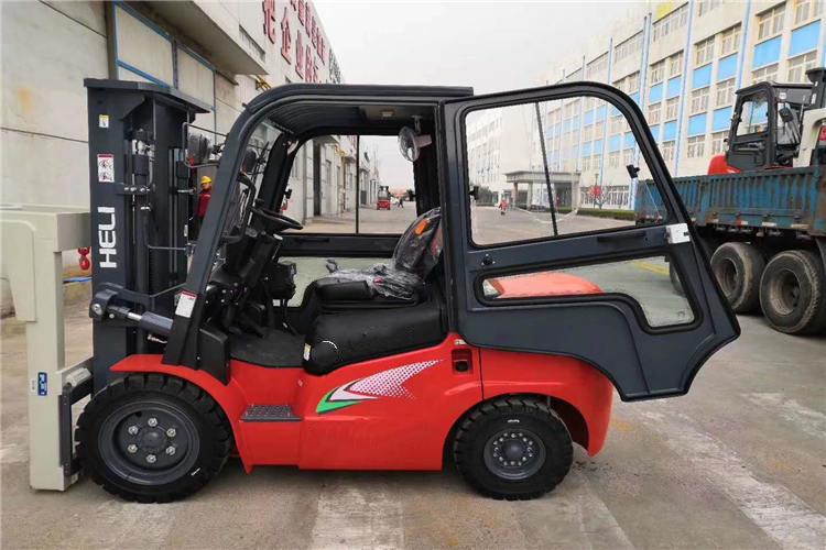 未經(jīng)公司書面認(rèn)可，不允許對濟寧叉車進行改造或添加任何工作裝置，否則可能會影響額定載荷